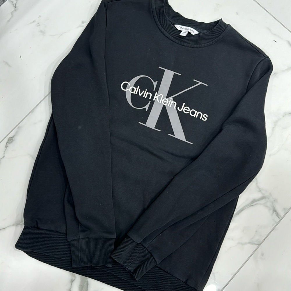 CK black sweatshirt
